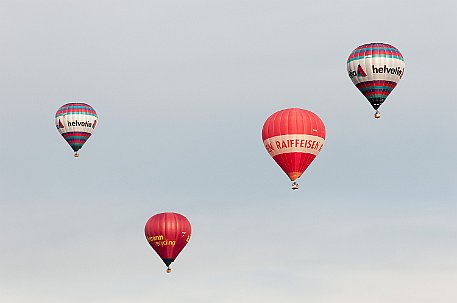 Heissluftballons bei Start in Worben BE